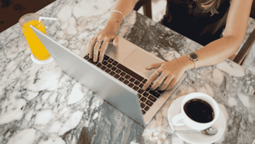 パソコンで仕事をする女性